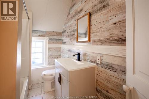 31 Adelaide Street North, Chatham, ON - Indoor Photo Showing Bathroom