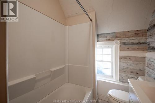 31 Adelaide Street North, Chatham, ON - Indoor Photo Showing Bathroom