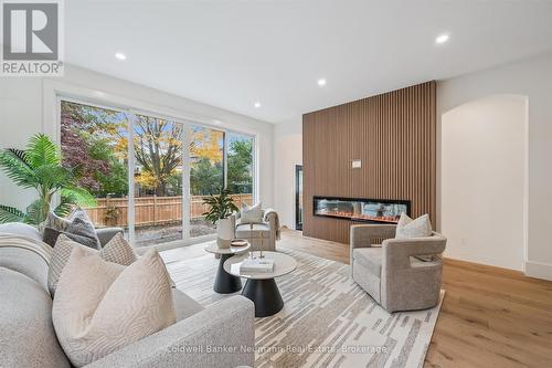 126 Oxford Street, Guelph (Downtown), ON - Indoor Photo Showing Living Room