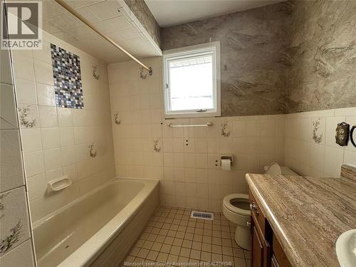 3034 Fazio Drive, Windsor, ON - Indoor Photo Showing Bathroom
