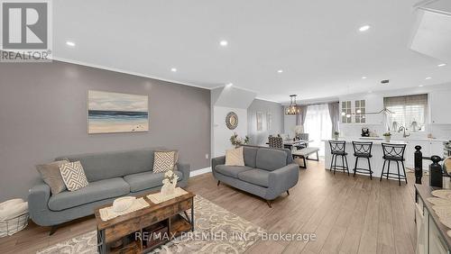 11 Richelieu Court, Caledon, ON - Indoor Photo Showing Living Room
