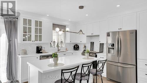 11 Richelieu Court, Caledon, ON - Indoor Photo Showing Kitchen With Upgraded Kitchen