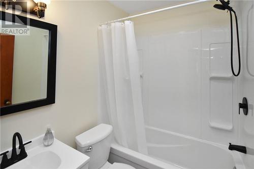 12 Riverview Avenue, Levack, ON - Indoor Photo Showing Bathroom