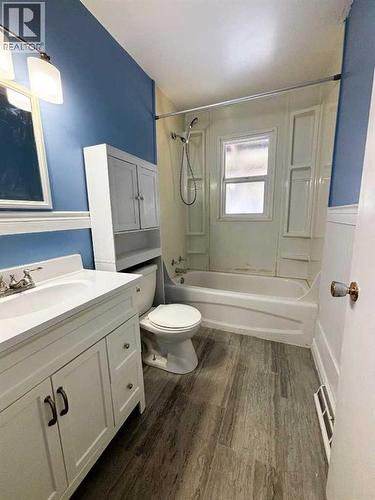 1341 2 Avenue, Wainwright, AB - Indoor Photo Showing Bathroom