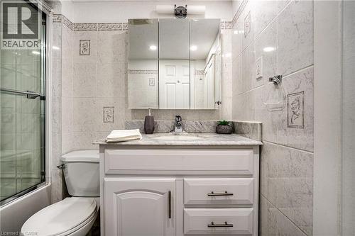 21 Chatham Street, Hamilton, ON - Indoor Photo Showing Bathroom