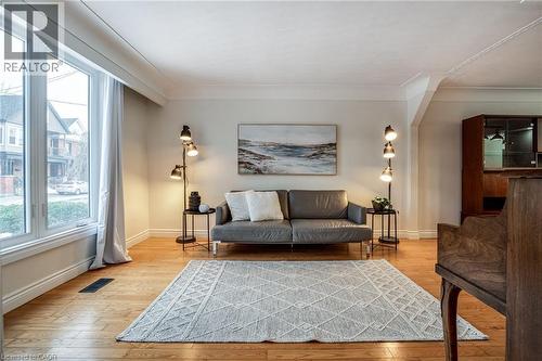 21 Chatham Street, Hamilton, ON - Indoor Photo Showing Living Room