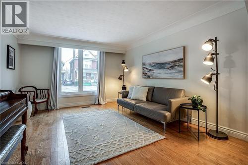 21 Chatham Street, Hamilton, ON - Indoor Photo Showing Living Room