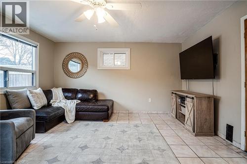 21 Chatham Street, Hamilton, ON - Indoor Photo Showing Living Room