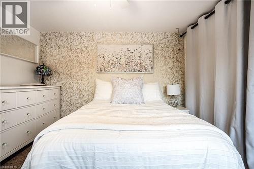 21 Chatham Street, Hamilton, ON - Indoor Photo Showing Bedroom