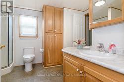 Main Bath w/ Ensuite Privilege 5pc (Hallway Entry) - 
