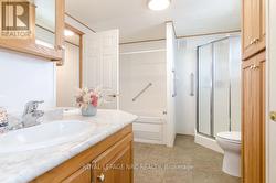 Main Bath w/ Ensuite Privilege 5pc (Bedroom Entry) - 