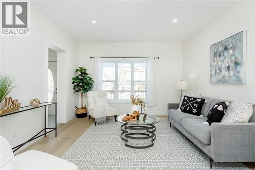 401 Devine Street, Sarnia, ON - Indoor Photo Showing Living Room