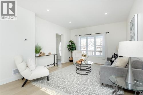 401 Devine Street, Sarnia, ON - Indoor Photo Showing Living Room