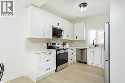 401 Devine Street, Sarnia, ON - Indoor Photo Showing Kitchen