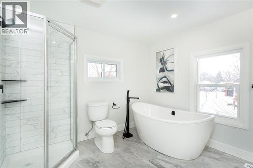 401 Devine Street, Sarnia, ON - Indoor Photo Showing Bathroom