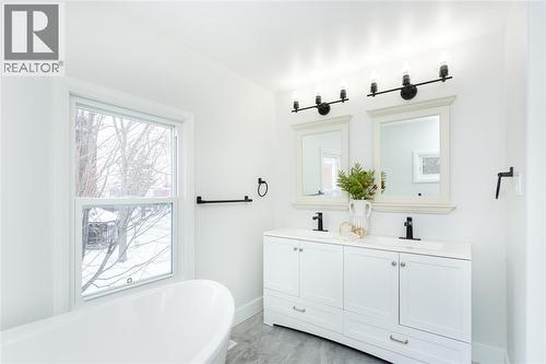 401 Devine Street, Sarnia, ON - Indoor Photo Showing Bathroom