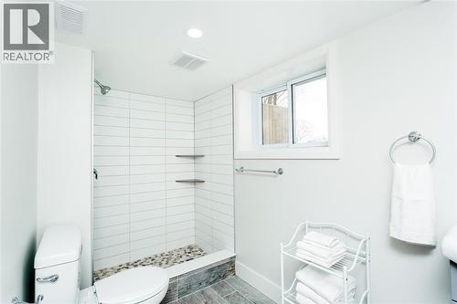 401 Devine Street, Sarnia, ON - Indoor Photo Showing Bathroom