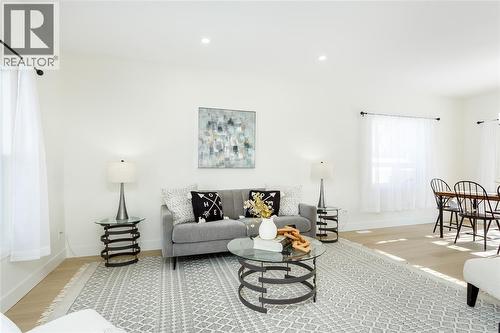 401 Devine Street, Sarnia, ON - Indoor Photo Showing Living Room
