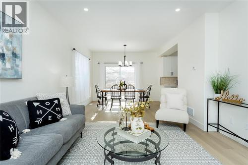 401 Devine Street, Sarnia, ON - Indoor Photo Showing Living Room