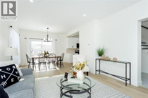 401 Devine Street, Sarnia, ON - Indoor Photo Showing Living Room