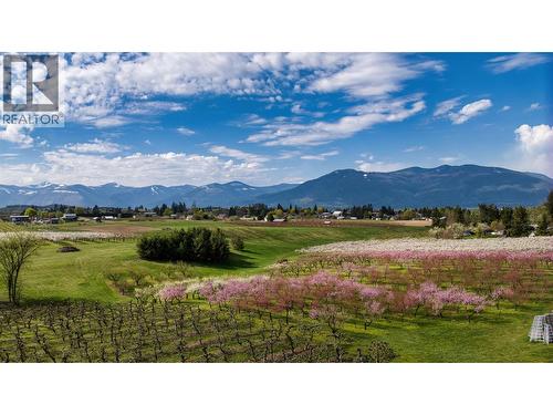 2813 3 Highway, Creston, BC 