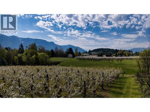 2813 3 Highway, Creston, BC 