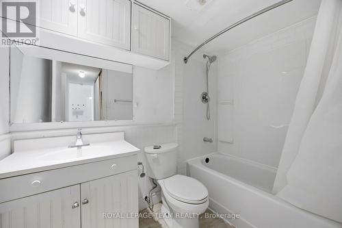 109 - 19 Woodlawn Road E, Guelph (Riverside Park), ON - Indoor Photo Showing Bathroom
