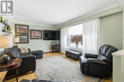 8257 Post Road, Niagara Falls (Ascot), ON - Indoor Photo Showing Living Room