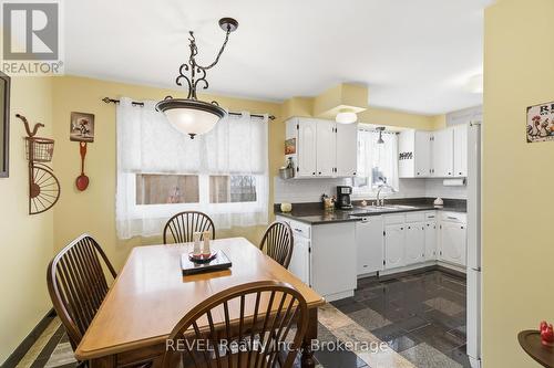 8257 Post Road, Niagara Falls (Ascot), ON - Indoor Photo Showing Dining Room