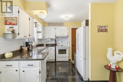 8257 Post Road, Niagara Falls (Ascot), ON - Indoor Photo Showing Kitchen