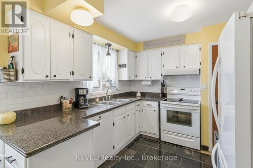 8257 Post Road, Niagara Falls (Ascot), ON - Indoor Photo Showing Kitchen With Double Sink