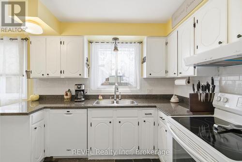 8257 Post Road, Niagara Falls (Ascot), ON - Indoor Photo Showing Kitchen With Double Sink