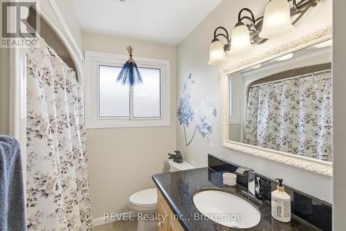 8257 Post Road, Niagara Falls (Ascot), ON - Indoor Photo Showing Bathroom