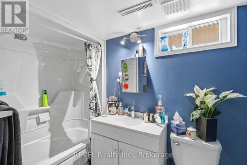 8257 Post Road, Niagara Falls (Ascot), ON - Indoor Photo Showing Bathroom
