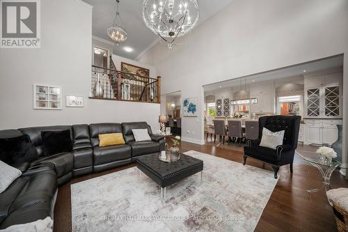 2 Tidnish Court, King, ON - Indoor Photo Showing Living Room
