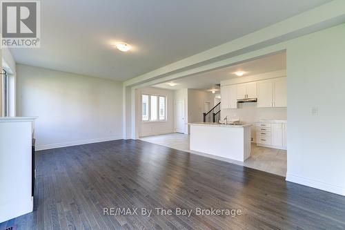21 Lisa Street, Wasaga Beach, ON - Indoor Photo Showing Kitchen