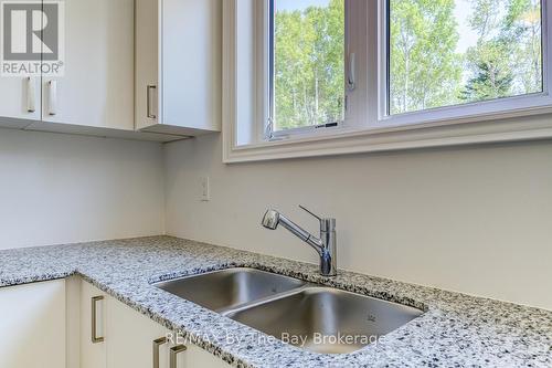 5 Misty Ridge Road, Wasaga Beach, ON - Indoor Photo Showing Kitchen With Double Sink
