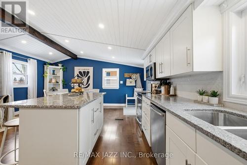 922 Byron Street S, Whitby (Downtown Whitby), ON - Indoor Photo Showing Kitchen With Upgraded Kitchen