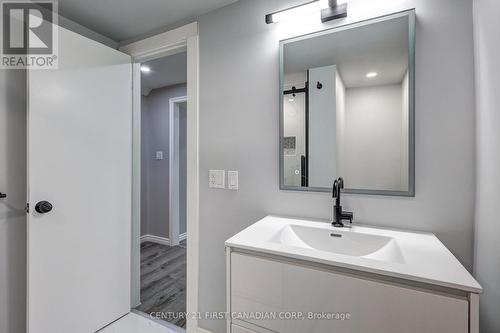 86 Patience Crescent, London South (South X), ON - Indoor Photo Showing Bathroom