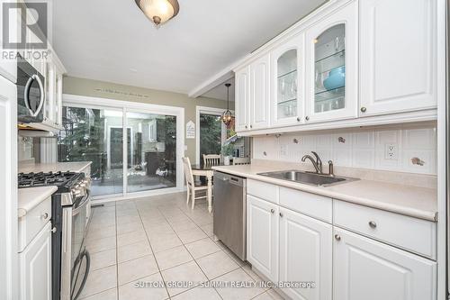 25 Sora Drive, Mississauga, ON - Indoor Photo Showing Kitchen