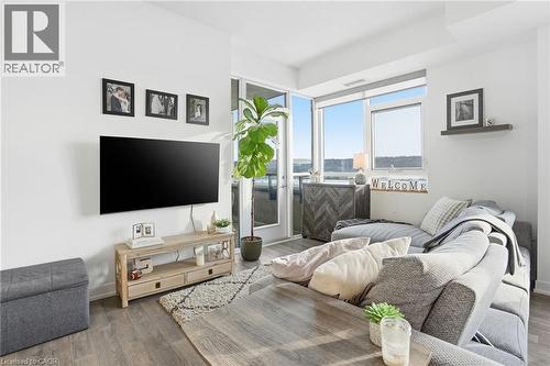 550 North Service Road Unit# 801, Grimsby, ON - Indoor Photo Showing Living Room