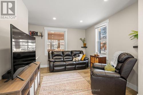 40 Elm Street, Gananoque, ON - Indoor Photo Showing Living Room