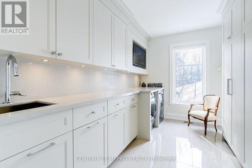 1389 Weaver Avenue, Oakville, ON - Indoor Photo Showing Kitchen