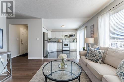 1637 Stover Crescent, Milton (Cl Clarke), ON - Indoor Photo Showing Living Room