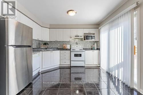 1637 Stover Crescent, Milton (Cl Clarke), ON - Indoor Photo Showing Kitchen With Upgraded Kitchen