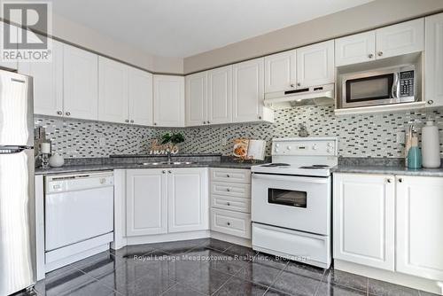 1637 Stover Crescent, Milton (Cl Clarke), ON - Indoor Photo Showing Kitchen