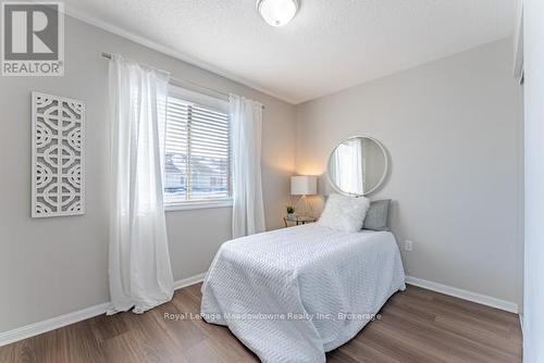 1637 Stover Crescent, Milton (Cl Clarke), ON - Indoor Photo Showing Bedroom
