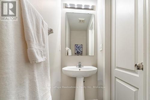 1637 Stover Crescent, Milton (Cl Clarke), ON - Indoor Photo Showing Bathroom