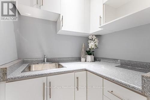 1637 Stover Crescent, Milton (Cl Clarke), ON - Indoor Photo Showing Kitchen