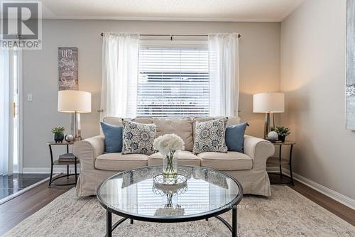 1637 Stover Crescent, Milton (Cl Clarke), ON - Indoor Photo Showing Living Room
